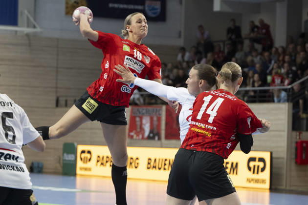 Alsco Handball Bundesliga Frauen, Saison 2026 2027 SV Union Halle-Neustadt vs.BSV Sachsen Zwickau Halle, Deutschland 09.September 2026: Im Bild:v.li.Lea Gruber (Halle), Zoe Stens (Zwickau) und Tina Wagenlader (Halle) Halle Saale SWH Arena Sachsen-Anhalt Deutschland
