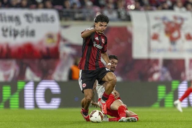 GER, Leipzig, Fussball, Bundesliga, 5. Spieltag, RB Leipzig vs. Eintracht Frankfurt im Bild v.l.: Can Uzun (Eintracht Frankfurt 42), Romulo Cardoso (RB Leipzig 40), Zweikampf 10.10.2026, Red-Bull Arena Leipzig DFL DFB REGULATIONS PROHIBIT ANY USE OF PHOTOGRAPHS AS IMAGE SEQUENCES AND OR QUASI-VIDEO, Leipzig Red-Bull Arena Sachsen Germany Copyright: xPaulxFritzx