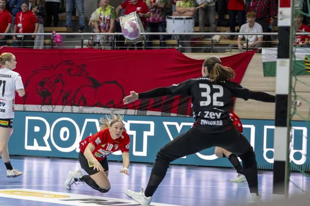 Alsco Handball Bundesliga Frauen, Saison 2026 2027 SV Union Halle-Neustadt vs.BSV Sachsen Zwickau Halle, Deutschland 09.September 2026: Im Bild:v.li.Viktoria Marksteiner (Halle) und Torfrau Alexandra Humpert (Zwickau) Halle Saale SWH Arena Sachsen-Anhalt Deutschland