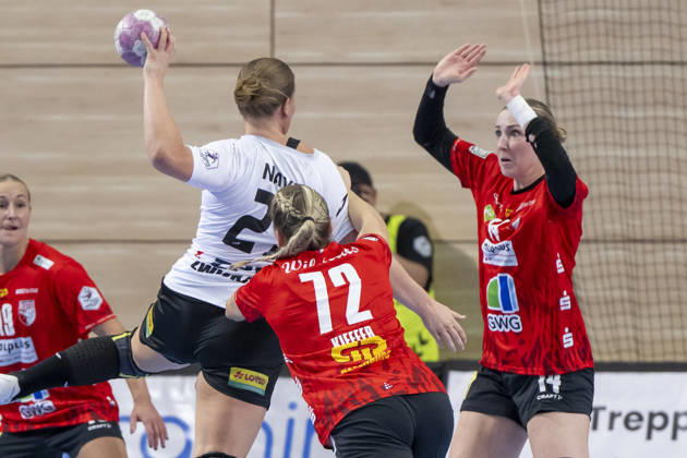 Alsco Handball Bundesliga Frauen, Saison 2026 2027 SV Union Halle-Neustadt vs.BSV Sachsen Zwickau Halle, Deutschland 09.September 2026: Im Bild:v.li.Liv Navne (Zwickau), Ilona Kieffer (Halle) und Tina Wagenlader (Halle) Halle Saale SWH Arena Sachsen-Anhalt Deutschland
