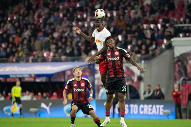 1. Fußball Bundesliga: RB Leipzig - Eintracht Frankfurt; 10.10.2026 Ezechiel Banzuzi (6, RB Leipzig) in der Luft gegen Raphael Onyedika (25, Eintracht Frankfurt). LEIPZIG, DEUTSCHLAND - OCTOBER 10: Bundesliga-Spiel RB Leipzig - Eintracht Frankfurt in der Red Bull Arena am 5. Spieltag der 1. Bundesliga am October 10, 2026 in Leipzig, Deutschland. DFL REGULATIONS PROHIBIT ANY USE OF PHOTOGRAPHS AS IMAGE SEQUENCES AND OR QUASI-VIDEO. Copyright: xBEAUTIFULxSPORTS JanxKaeferx