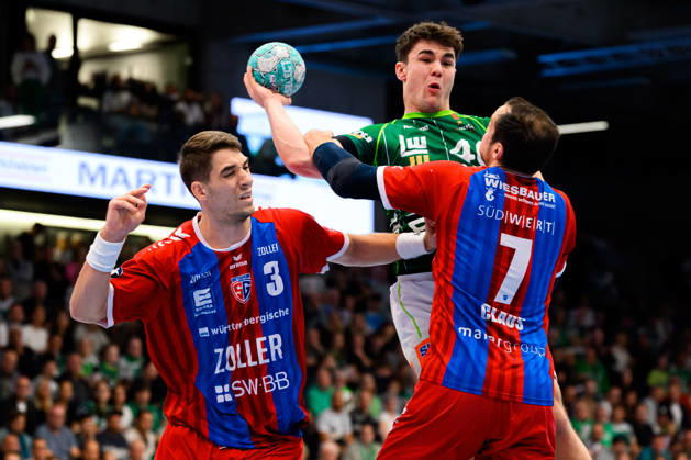 Goeppingen: HBL - 26 27 - Frisch Auf Goeppingen - SG BBM Bietigheim v. li. im Zweikampf Nikola Vlahovic (Bietigheim), Elias Newel (Goeppingen), Dominik Claus (Bietigheim) Goeppingen EWS Arena Baden-Württemberg Deutschland