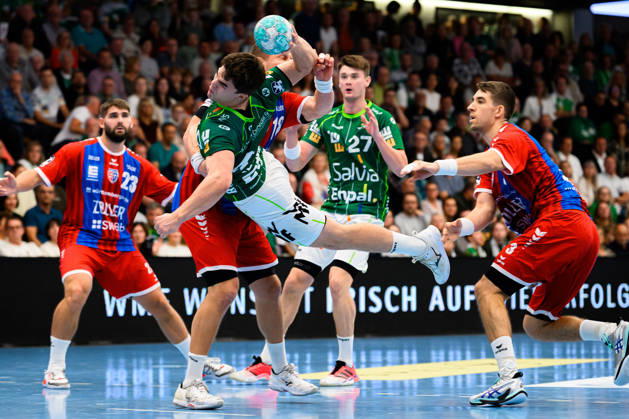 Goeppingen: HBL - 26 27 - Frisch Auf Goeppingen - SG BBM Bietigheim Elias Newel (Goeppingen), Fabian Wiederstein (Bietigheim), Nikola Vlahovic (Bietigheim) Goeppingen EWS Arena Baden-Württemberg Deutschland