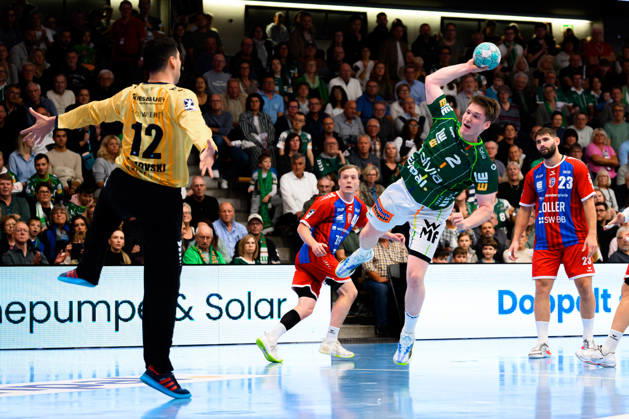 Goeppingen: HBL - 26 27 - Frisch Auf Goeppingen - SG BBM Bietigheim v.li. Torhueter Martin Tomovski (Bietigheim), Oskar Neudeck (Goeppingen) Goeppingen EWS Arena Baden-Württemberg Deutschland