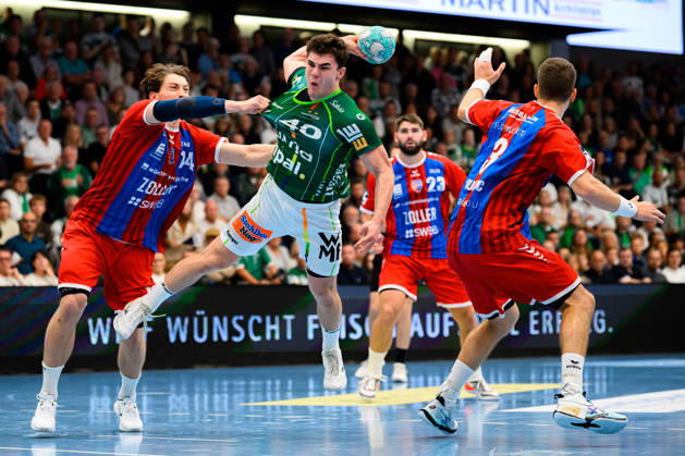 Goeppingen: HBL - 26 27 - Frisch Auf Goeppingen - SG BBM Bietigheim v. li. im Zweikampf Fynn Nicolaus (Bietigheim) und Elias Newel (Goeppingen), Nikola Vlahovic (Bietigheim) Goeppingen EWS Arena Baden-Württemberg Deutschland