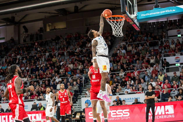 Bamberg, Deutschland 10. Oktober 2026: easyCredit BBL - 2026 2027 - 5. Spieltag - BMA365 Bamberg Baskets gegen Syntainics MBC Im Bild: Jordan Jones (Bamberg) beim Korbleger Brose Arena Bayern Copyright: xFotostandx xSchmittx