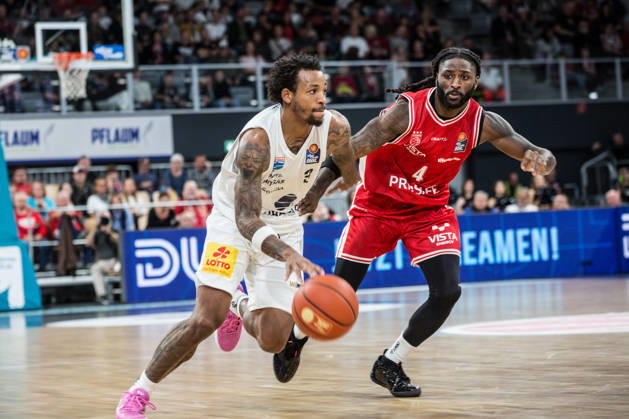 Bamberg, Deutschland 10. Oktober 2026: easyCredit BBL - 2026 2027 - 5. Spieltag - BMA365 Bamberg Baskets gegen Syntainics MBC Im Bild: v. li. DeLonnie Hunt (MBC Weißenfels) und Jordan Jones (Bamberg) Brose Arena Bayern Copyright: xFotostandx xSchmittx