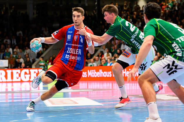 Goeppingen: HBL - 26 27 - Frisch Auf Goeppingen - SG BBM Bietigheim v. li. im Zweikampf Nikola Vlahovic (Bietigheim) und Oskar Sunnefeldt (Goeppingen) Goeppingen EWS Arena Baden-Württemberg Deutschland