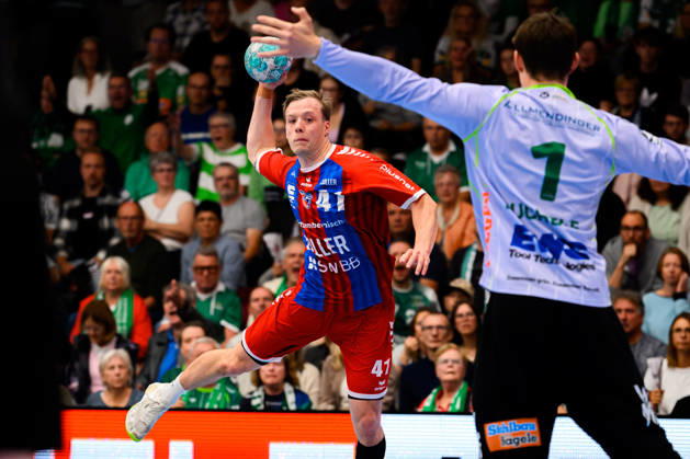Goeppingen: HBL - 26 27 - Frisch Auf Goeppingen - SG BBM Bietigheim v.li. Till Hermann (Bietighiem), Torhueter Julian Buchele (Goeppingen) Goeppingen EWS Arena Baden-Württemberg Deutschland