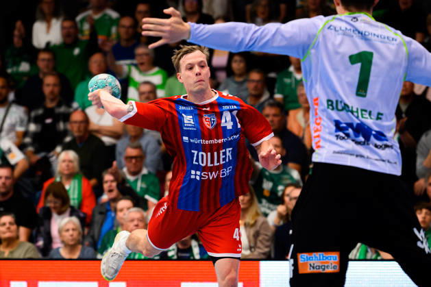 Goeppingen: HBL - 26 27 - Frisch Auf Goeppingen - SG BBM Bietigheim Till Hermann (Bietighiem), Torhueter Julian Buchele (Goeppingen) Goeppingen EWS Arena Baden-Württemberg Deutschland