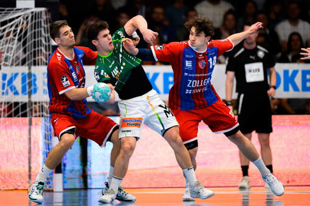 Goeppingen: HBL - 26 27 - Frisch Auf Goeppingen - SG BBM Bietigheim v.li. Nikola Vlahovic (Bietigheim), Elias Newel (Goeppingen), Fynn Nicolaus (Bietigheim) Goeppingen EWS Arena Baden-Württemberg Deutschland