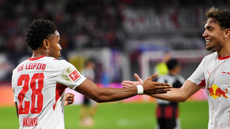Fußball Bundesliga, Saison 2026 2027, 5. Spieltag, RB Leipzig vs. SGE Eintracht Frankfurt (10.10.2026) Tor von Torschütze Christopher Nkunku (Mittelstürmer RB Leipzig, Rückennummer 28) (Mitte) zum 3:0 beim Bundesliga-Spiel Leipzig gegen Eintracht Frankfurt (10.10.2026). Mit Nkunku jubelt Neil El Aynaoui (Linksaußen RB Leipzig, Rückennummer 21) (re.) Leipzig Sachsen Deutschland Red-Bull Arena