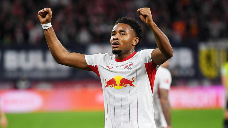 Fußball Bundesliga, Saison 2026 2027, 5. Spieltag, RB Leipzig vs. SGE Eintracht Frankfurt (10.10.2026) Tor von Torschütze Christopher Nkunku (Mittelstürmer RB Leipzig, Rückennummer 28) (Mitte) zum 3:0 beim Bundesliga-Spiel Leipzig gegen Eintracht Frankfurt (10.10.2026). Nkunku jubelt über sein Tor vor den Fans. Leipzig Sachsen Deutschland Red-Bull Arena