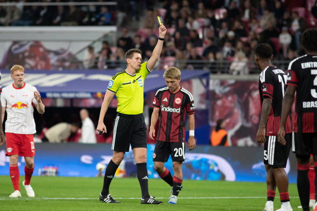 1. Fußball Bundesliga: RB Leipzig - Eintracht Frankfurt; 10.10.2026 Schiedsrichter Daniel Siebert zeigt die Gelbe Karte, Verwarnung. LEIPZIG, DEUTSCHLAND - OCTOBER 10: Bundesliga-Spiel RB Leipzig - Eintracht Frankfurt in der Red Bull Arena am 5. Spieltag der 1. Bundesliga am October 10, 2026 in Leipzig, Deutschland. DFL REGULATIONS PROHIBIT ANY USE OF PHOTOGRAPHS AS IMAGE SEQUENCES AND OR QUASI-VIDEO. Copyright: xBEAUTIFULxSPORTS JanxKaeferx