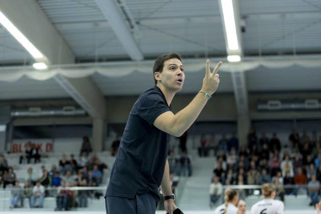 DEKRA 1. Bundesliga Frauen: Schwarz-Weiss Erfurt vs. Rote Raben Vilsbiburg; Erfurt; 10.10.2026 Pablo Sanchez (Trainer; Schwarz-Weiss Erfurt) DEKRA 1. Bundesliga Frauen: Schwarz-Weiss Erfurt vs. Rote Raben Vilsbiburg; Riethsporthalle Erfurt; 10.10.2026 Copyright: xBEAUTIFULxSPORTS Duehringx