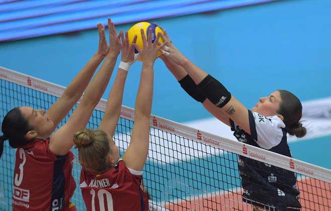10.10.2026, Dresdens Mackenzie Foley und Stuttgarts Jasmine Gros und Pia Kästner am Ball am Netz, Volleyball, 1. Bundesliga, Dresdner SC - MTV Allianz Stuttgart, (c) Dresden