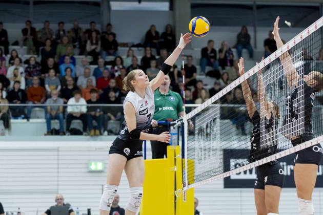 DEKRA 1. Bundesliga Frauen: Schwarz-Weiss Erfurt vs. Rote Raben Vilsbiburg; Erfurt; 10.10.2026 Teresa Ziegenbalg ( 7; Schwarz-Weiss Erfurt) gegen Pia Fernau ( 2; Rote Raben Vilsbiburg) (Bildmitte, rechts) und Nadine Burbrink ( 5; Rote Raben Vilsbiburg) (rechts) DEKRA 1. Bundesliga Frauen: Schwarz-Weiss Erfurt vs. Rote Raben Vilsbiburg; Riethsporthalle Erfurt; 10.10.2026 Copyright: xBEAUTIFULxSPORTS Duehringx