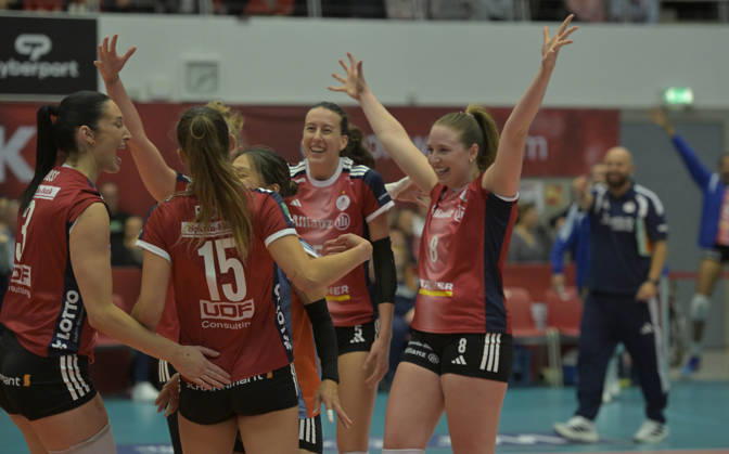 10.10.2026, Stuttgarter Jubel, re. Eleanor Holthaus, und Konstantin Bitter, Volleyball, 1. Bundesliga, Dresdner SC - MTV Allianz Stuttgart, (c) Dresden