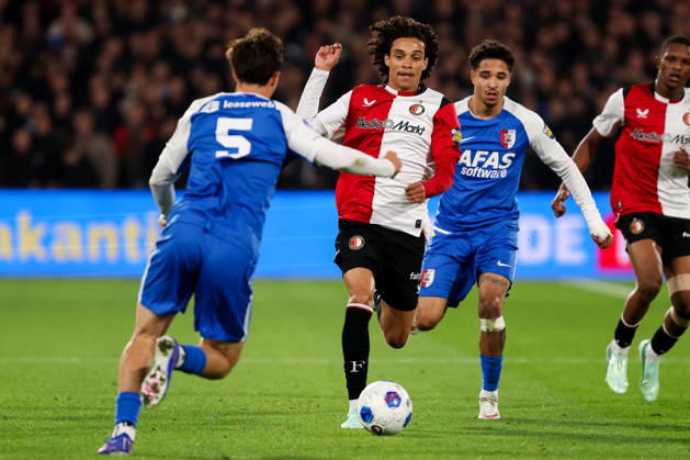 2026-10-10 Feyenoord v AZ Alkmaar - Dutch Eredivisie ROTTERDAM, NETHERLANDS - OCTOBER 10: Gjivai Zechiel of Feyenoord is challenged by Mateo Chavez of AZ Alkmaar during the Dutch Eredivisie match between Feyenoord and AZ Alkmaar at Stadion Feijenoord on October 10, 2026 in Rotterdam, Netherlands. Rotterdam Stadion Feijenoord Netherlands Content not available for redistribution in The Netherlands directly or indirectly through any third parties. Copyright: xHansxvanxderxValkx