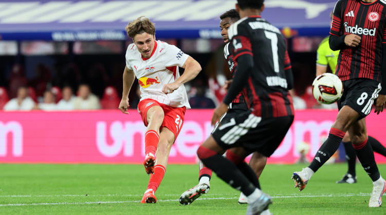 RB Leipzig - Frankfurt Bundesliga Leipzig, 10.10.2026, Red Bull Arena, Fußball, 1.Bundesliga, 5.Spieltag , RB Leipzig vs. SG Eintracht Frankfurt , Im Bild: Torchance für RB Leipzig. Rocco Reitz (20, RB Leipzig) beim Torschuß. , Nur zur redaktionellen Nutzung. Only editorial use. , DFL DFB regulations prohibit any use of photographs as image sequences and or quasi-video. ,
