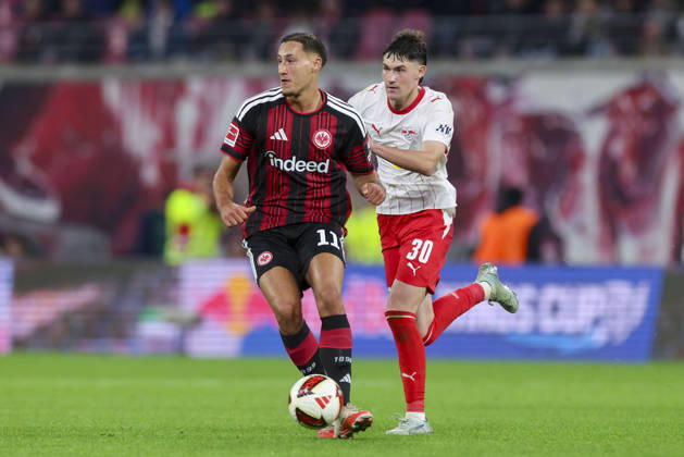 Younes Ebnoutalib (Eintracht Frankfurt) und Andrija Maksimovic (RB Leipzig) kaempfen um den Ball waehrend des spiels der 1. Bundesliga zwischen RB Leipzig und Eintracht Frankfurt, Red Bull Arena am 10. October 2026 in Leipzig, Deutschland. (Foto von Marco Steinbrenner DeFodi Images) +++ Younes Ebnoutalib (Eintracht Frankfurt) und Andrija Maksimovic (RB Leipzig) battle for the ball during the Bundesliga match between RB Leipzig and Eintracht Frankfurt at Red Bull Arena on October 10, 2026 in Leipzig, Germany. (Photo by Marco Steinbrenner DeFodi Images) DFB DFL REGULATIONS PROHIBIT ANY USE OF PHOTOGRAPHS AS IMAGE SEQUENCES AND OR QUASI-VIDEO. (Photo by Marco Steinbrenner DeFodi Images) -