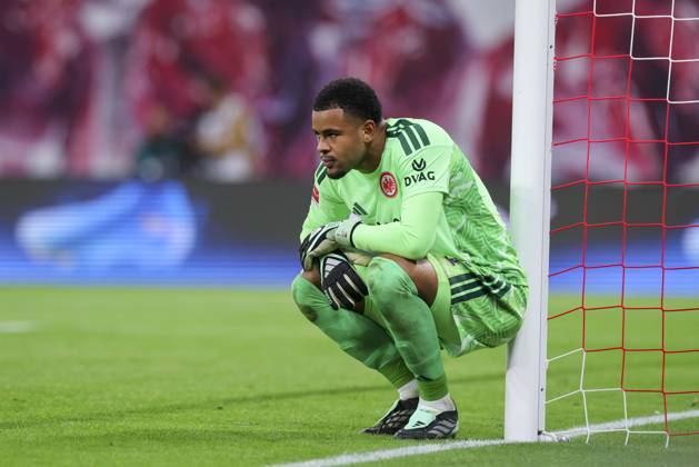 Torhueter Noah Atubolu (Eintracht Frankfurt) schaut enttaeuscht waehrend des spiels der 1. Bundesliga zwischen RB Leipzig und Eintracht Frankfurt, Red Bull Arena am 10. October 2026 in Leipzig, Deutschland. (Foto von Marco Steinbrenner DeFodi Images) +++ Torhueter Noah Atubolu (Eintracht Frankfurt) looks dejected during the Bundesliga match between RB Leipzig and Eintracht Frankfurt at Red Bull Arena on October 10, 2026 in Leipzig, Germany. (Photo by Marco Steinbrenner DeFodi Images) DFB DFL REGULATIONS PROHIBIT ANY USE OF PHOTOGRAPHS AS IMAGE SEQUENCES AND OR QUASI-VIDEO. (Photo by Marco Steinbrenner DeFodi Images) -