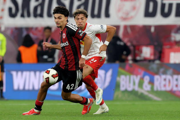 10.10.2026, xtgx, Fussball 1.Bundesliga, RB Leipzig - Eintracht Frankfurt v.l. Can Uzun (Eintracht Frankfurt) Neil El Aynaoui (RB Leipzig) Zweikampf, Aktion, action, battle for the ball (DFL DFB REGULATIONS PROHIBIT ANY USE OF PHOTOGRAPHS as IMAGE SEQUENCES and or QUASI-VIDEO) Leipzig