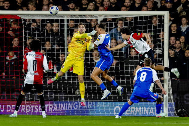 ROTTERDAM - AZ Alkmaar goalkeeper Jari De Busser, AZ Alkmaar defender Lewis Schouten, SC Feyenoord Rotterdam forward Nacho Ferri during the Vriendenloterij Eredivisie match between Feyenoord and AZ at De Kuip on 10 oktober 2026 in Rotterdam, Nederland. (Photo by DeFodi Images) -