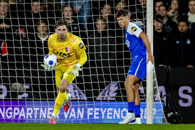 ROTTERDAM - AZ Alkmaar goalkeeper Jari De Busser during the Vriendenloterij Eredivisie match between Feyenoord and AZ at De Kuip on 10 October 2026 in Rotterdam, Nederland. (Photo by DeFodi Images) -