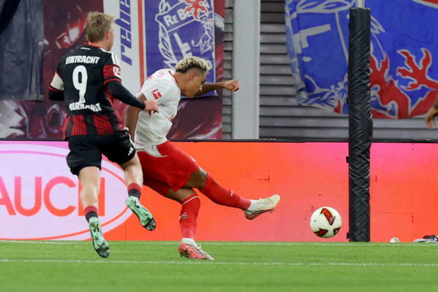 10.10.2026, xtgx, Fussball 1.Bundesliga, RB Leipzig - Eintracht Frankfurt v.l. Antonio Nusa (RB Leipzig) Torschuetze, erzielt das Tor, Treffer, scores the goal 5:0 Jonathan Jonny Burkardt (Eintracht Frankfurt) (DFL DFB REGULATIONS PROHIBIT ANY USE OF PHOTOGRAPHS as IMAGE SEQUENCES and or QUASI-VIDEO) Leipzig