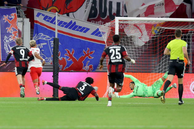 10.10.2026, xtgx, Fussball 1.Bundesliga, RB Leipzig - Eintracht Frankfurt v.l. Antonio Nusa (RB Leipzig) Torschuetze, erzielt das Tor, Treffer, scores the goal 5:0 Jonathan Jonny Burkardt (Eintracht Frankfurt) Noah Atubolu (Eintracht Frankfurt) (DFL DFB REGULATIONS PROHIBIT ANY USE OF PHOTOGRAPHS as IMAGE SEQUENCES and or QUASI-VIDEO) Leipzig