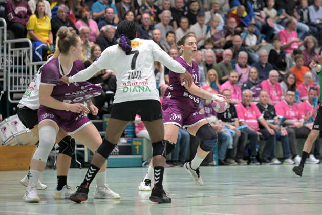Gabriela Clausson Bitolo (TusSies Metzingen, 22) und Ida Petzold (TusSies Metzingen, 08) gegen Grace Zaadi Deuna (SCM Ramnicu Valcea, 07) TusSies Metzingen vs. SCM Ramnicu Valcea, Handball, EHF, Europa Leauge Qualifikation Rueckspiel, Saison 2026 2027, 10.10.2026 TusSies Metzingen vs. SCM Ramnicu Valcea, Handball, EHF, Europa Leauge Qualifikation Rueckspiel, Saison 2026 2027, 10.10.2026 Metzingen Copyright: xEibner-Pressefotox EP_TBR