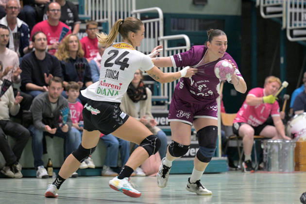 Gabriela Clausson Bitolo (TusSies Metzingen, 22) am Ball gegen Angela Stefania Stoica (SCM Ramnicu Valcea, 24) TusSies Metzingen vs. SCM Ramnicu Valcea, Handball, EHF, Europa Leauge Qualifikation Rueckspiel, Saison 2026 2027, 10.10.2026 TusSies Metzingen vs. SCM Ramnicu Valcea, Handball, EHF, Europa Leauge Qualifikation Rueckspiel, Saison 2026 2027, 10.10.2026 Metzingen Copyright: xEibner-Pressefotox EP_TBR