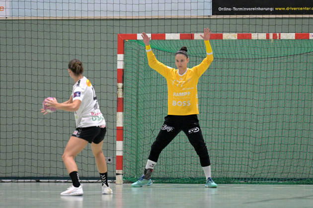 Sara Suba (TusSies Metzingen, 77) im Tor im Zweikampf beim 7 Meter mit Tuva Ulsaker Hove (SCM Ramnicu Valcea, 04) TusSies Metzingen vs. SCM Ramnicu Valcea, Handball, EHF, Europa Leauge Qualifikation Rueckspiel, Saison 2026 2027, 10.10.2026 TusSies Metzingen vs. SCM Ramnicu Valcea, Handball, EHF, Europa Leauge Qualifikation Rueckspiel, Saison 2026 2027, 10.10.2026 Metzingen Copyright: xEibner-Pressefotox EP_TBR