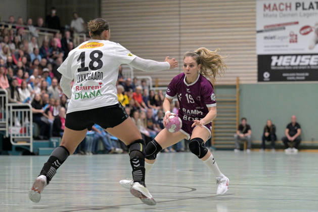 Johanna Farkas (TusSies Metzingen, 19) am Ball gegen Maria Schmidt Lykkegaard (SCM Ramnicu Valcea, 18) TusSies Metzingen vs. SCM Ramnicu Valcea, Handball, EHF, Europa Leauge Qualifikation Rueckspiel, Saison 2026 2027, 10.10.2026 TusSies Metzingen vs. SCM Ramnicu Valcea, Handball, EHF, Europa Leauge Qualifikation Rueckspiel, Saison 2026 2027, 10.10.2026 Metzingen Copyright: xEibner-Pressefotox EP_TBR