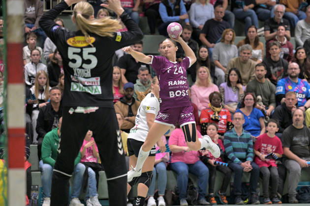 Marie Luisa Stumpf (TusSies Metzingen, 24) beim Torwurf gegen June Cecilie Krogh (SCM Ramnicu Valcea, 55) im Tor TusSies Metzingen vs. SCM Ramnicu Valcea, Handball, EHF, Europa Leauge Qualifikation Rueckspiel, Saison 2026 2027, 10.10.2026 TusSies Metzingen vs. SCM Ramnicu Valcea, Handball, EHF, Europa Leauge Qualifikation Rueckspiel, Saison 2026 2027, 10.10.2026 Metzingen Copyright: xEibner-Pressefotox EP_TBR