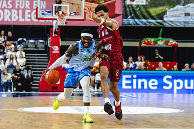 Rostock, Deutschland 10. Oktober 2026: easyCredit BBL - 2026 2027 - 5. Spieltag - Rostock Seawolves gegen Fitness First Würzburg Baskets Im Bild: v. li. im Zweikampf TJ Crockett Jr. (Rostock SEAWOLVES) und Brandon Tischler (Fitness First Würzburg Baskets) Copyright: xFotostandx xVoelkerx