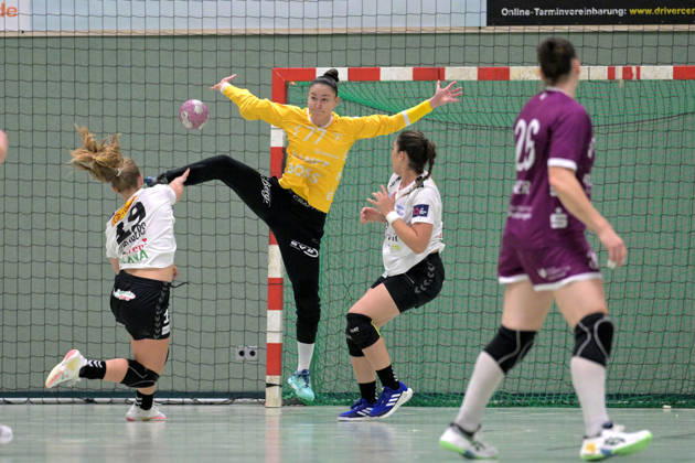 Sara Suba (TusSies Metzingen, 77) im Tor gegen Zoe Sprengers (SCM Ramnicu Valcea, 19) beim Torwurf TusSies Metzingen vs. SCM Ramnicu Valcea, Handball, EHF, Europa Leauge Qualifikation Rueckspiel, Saison 2026 2027, 10.10.2026 TusSies Metzingen vs. SCM Ramnicu Valcea, Handball, EHF, Europa Leauge Qualifikation Rueckspiel, Saison 2026 2027, 10.10.2026 Metzingen Copyright: xEibner-Pressefotox EP_TBR