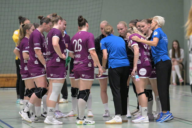 Miriam Hirsch (TusSies Metzingen, Trainerin) im Kreis beim Time Out TusSies Metzingen vs. SCM Ramnicu Valcea, Handball, EHF, Europa Leauge Qualifikation Rueckspiel, Saison 2026 2027, 10.10.2026 TusSies Metzingen vs. SCM Ramnicu Valcea, Handball, EHF, Europa Leauge Qualifikation Rueckspiel, Saison 2026 2027, 10.10.2026 Metzingen Copyright: xEibner-Pressefotox EP_TBR