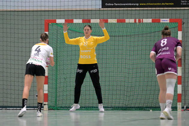 Marie Kristin Weiss (TusSies Metzingen, 12) im Tor im Zweikampf beim 7 Meter mit Tuva Ulsaker Hove (SCM Ramnicu Valcea, 04) TusSies Metzingen vs. SCM Ramnicu Valcea, Handball, EHF, Europa Leauge Qualifikation Rueckspiel, Saison 2026 2027, 10.10.2026 TusSies Metzingen vs. SCM Ramnicu Valcea, Handball, EHF, Europa Leauge Qualifikation Rueckspiel, Saison 2026 2027, 10.10.2026 Metzingen Copyright: xEibner-Pressefotox EP_TBR