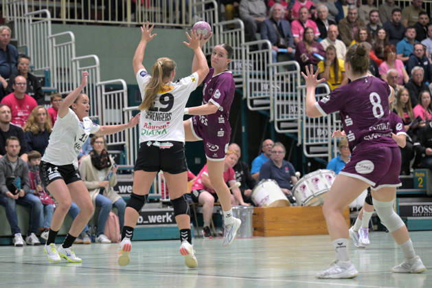 Santina Sabatnig (TusSies Metzingen, 18) am Ball gegen Amalie Wulff Nielsen (SCM Ramnicu Valcea, 11) und Zoe Sprengers (SCM Ramnicu Valcea, 19) TusSies Metzingen vs. SCM Ramnicu Valcea, Handball, EHF, Europa Leauge Qualifikation Rueckspiel, Saison 2026 2027, 10.10.2026 TusSies Metzingen vs. SCM Ramnicu Valcea, Handball, EHF, Europa Leauge Qualifikation Rueckspiel, Saison 2026 2027, 10.10.2026 Metzingen Copyright: xEibner-Pressefotox EP_TBR