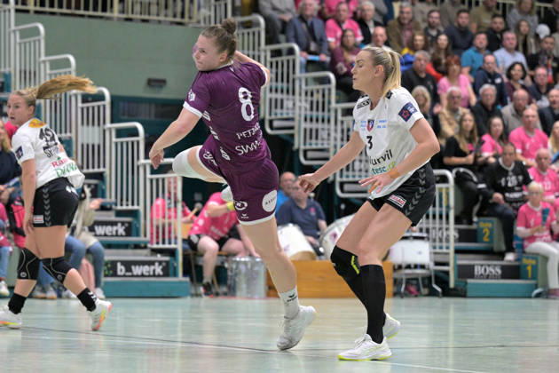 Ida Petzold (TusSies Metzingen, 08) am Ball gegen Emilie Hegh Arntzen (SCM Ramnicu Valcea, 03) TusSies Metzingen vs. SCM Ramnicu Valcea, Handball, EHF, Europa Leauge Qualifikation Rueckspiel, Saison 2026 2027, 10.10.2026 TusSies Metzingen vs. SCM Ramnicu Valcea, Handball, EHF, Europa Leauge Qualifikation Rueckspiel, Saison 2026 2027, 10.10.2026 Metzingen Copyright: xEibner-Pressefotox EP_TBR