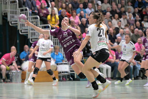 Santina Sabatnig (TusSies Metzingen, 18) beim Torwurf gegen Julia Maidhof (SCM Ramnicu Valcea, 27) TusSies Metzingen vs. SCM Ramnicu Valcea, Handball, EHF, Europa Leauge Qualifikation Rueckspiel, Saison 2026 2027, 10.10.2026 TusSies Metzingen vs. SCM Ramnicu Valcea, Handball, EHF, Europa Leauge Qualifikation Rueckspiel, Saison 2026 2027, 10.10.2026 Metzingen Copyright: xEibner-Pressefotox EP_TBR