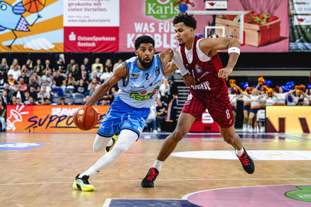 Rostock, Deutschland 10. Oktober 2026: easyCredit BBL - 2026 2027 - 5. Spieltag - Rostock Seawolves gegen Fitness First Würzburg Baskets Im Bild: v. li. im Zweikampf Zach Copeland (Rostock SEAWOLVES) und Brandon Tischler (Fitness First Würzburg Baskets) Copyright: xFotostandx xVoelkerx