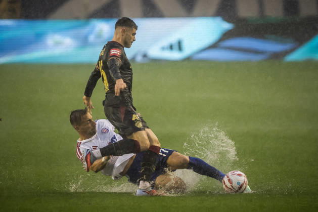Sport Bilder des Tages SuperSport HNL, round 09: HNK Hajduk Split v GNK Dinamo Zagreb Dario Melnjak of HNK Hajduk Split and Moris Valincic of GNK Dinamo Zagreb during the SuperSport HNL 2026. 2027. round 09 match between HNK Hajduk Split and GNK Dinamo Zagreb at Poljud Stadium in Split, Croatia on October 10, 2026.  ZvonimirxBarisin PIXSELL