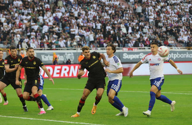 SuperSport HNL, round 09: HNK Hajduk Split v GNK Dinamo Zagreb Kiril Kravcov of GNK Dinamo Zagreb and Alberto del Moral of HNK Hajduk Split during the SuperSport HNL 2026. 2027. round 09 match between HNK Hajduk Split and GNK Dinamo Zagreb at Poljud Stadium in Split, Croatia on October 10, 2026.  IvoxCagalj PIXSELL