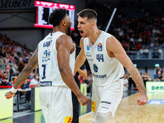 Anthony Gaines (Syntainics MBC, 11), Jure Planinic (Syntainics MBC, 44), jubelt, Jubel, positive Emotionen, positive Emotion, BMA365 Bamberg Baskets vs. Syntainics MBC, Basketball, easyCredit BBL, 5. Spieltag, 10.10.2026 BMA365 Bamberg Baskets vs. Syntainics MBC, Basketball, easyCredit BBL, 5. Spieltag, 10.10.2026 Bamberg Copyright: xEibner-Pressefoto G.xSantemizx EP_EER