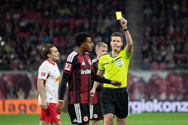 1. Fußball Bundesliga: RB Leipzig - Eintracht Frankfurt; 10.10.2026 Schiedsrichter Daniel Siebert zeigt die Gelbe Karte, Verwarnung. LEIPZIG, DEUTSCHLAND - OCTOBER 10: Bundesliga-Spiel RB Leipzig - Eintracht Frankfurt in der Red Bull Arena am 5. Spieltag der 1. Bundesliga am October 10, 2026 in Leipzig, Deutschland. DFL REGULATIONS PROHIBIT ANY USE OF PHOTOGRAPHS AS IMAGE SEQUENCES AND OR QUASI-VIDEO. Copyright: xBEAUTIFULxSPORTS JanxKaeferx