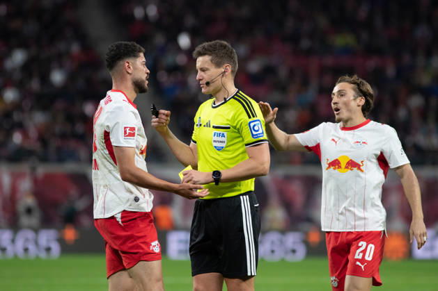 1. Fußball Bundesliga: RB Leipzig - Eintracht Frankfurt; 10.10.2026 Schiedsrichter Daniel Siebert im Dialog mit Romulo Cardoso da Cruz (40, RB Leipzig). LEIPZIG, DEUTSCHLAND - OCTOBER 10: Bundesliga-Spiel RB Leipzig - Eintracht Frankfurt in der Red Bull Arena am 5. Spieltag der 1. Bundesliga am October 10, 2026 in Leipzig, Deutschland. DFL REGULATIONS PROHIBIT ANY USE OF PHOTOGRAPHS AS IMAGE SEQUENCES AND OR QUASI-VIDEO. Copyright: xBEAUTIFULxSPORTS JanxKaeferx