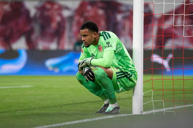 1. Fußball Bundesliga: RB Leipzig - Eintracht Frankfurt; 10.10.2026 Torwart Noah Atubolu (1, Eintracht Frankfurt) hockt am Torpfosten. LEIPZIG, DEUTSCHLAND - OCTOBER 10: Bundesliga-Spiel RB Leipzig - Eintracht Frankfurt in der Red Bull Arena am 5. Spieltag der 1. Bundesliga am October 10, 2026 in Leipzig, Deutschland. DFL REGULATIONS PROHIBIT ANY USE OF PHOTOGRAPHS AS IMAGE SEQUENCES AND OR QUASI-VIDEO. Copyright: xBEAUTIFULxSPORTS JanxKaeferx
